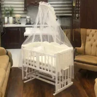 تخت کنار مادر چوبی