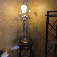 یک ست مجسمه آباژور همراه با میز