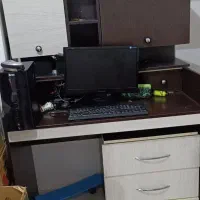 میز کامپیوتر و کتابخانه