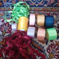تعدادی روبان و حریر ونوار اریب
