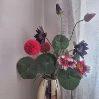 گلدان و گل مصنوعی. تابلو