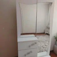 میز ارایشی ودوعد کنار تختی به همراه صندلی