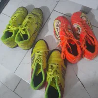 دو جفت کفش فوتسالی با ی جفت کفش استوک فوتبالی
