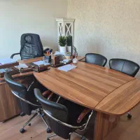 میز مدیریت خارجی با کنفرانس و صندلی