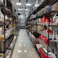نیروی کار خانم فروشندگی لوازم اشپزخانه