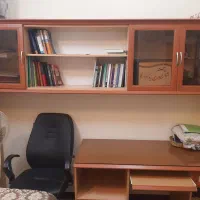 کتابخانه و میز کامپیوتر