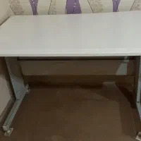 میز فلزی با روکش صفحه ای فایبر گلاس