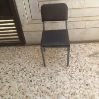 یک‌عدد‌صندلی‌‌آهنی‌با‌نیمکت