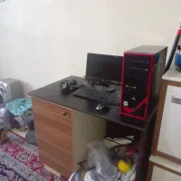 کامپیوتر با میز باهم