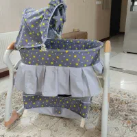 تخت گهواره نو نوزاد کنار مادر