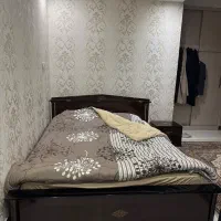 تخت دو نفره به همراه میز ارایش و پا تختی