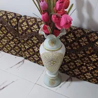 گلدان با تعدادی گل
