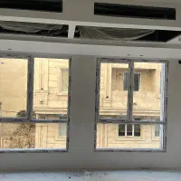 کارگر ساده اشنا به نما ساختمان