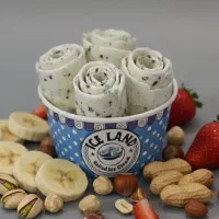 فروشنده بستنی رولی در مجتمع اکومال هایپراستار