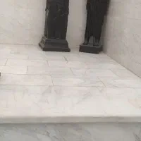 میز و مجسمه هخامنشی