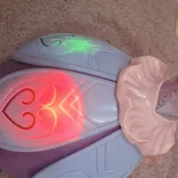 فرشته بالدار  اوازه خوان بالها باز وبسته میشود