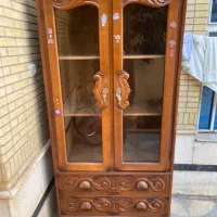 کمد ویترینی چوبی منبت‌کاری شده