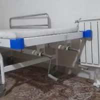 فروش فوری تخت دو شکن و یک عدد تشک با جای لگن