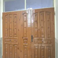 درب چوبی با چارچوب فلزی و شیشه