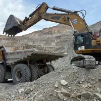 سه دستگاه بیل ۹۰ تنی
