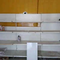 با سلام قفسه فروشگاهی و میز