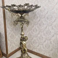 میوه خوری پایه دار برنجی کنار سالنی