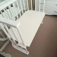 تخت کنار مادر