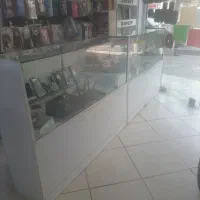 ویترین و میز کانتر و صندلی