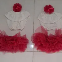 تاپ و دامن شورتی توری و گل سر بچگانه