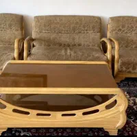 مبل هفت نفره کارکرده و میز جلو مبلی دو طبقه