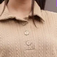 نیروی کار خانم جوان و فعال در تولیدی پوشاک