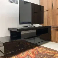 میز تلویزیون بسیار نو و تمیز بدون خط و خش