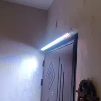 لامپ رشد گیاه و تعدادی گل و گلدون