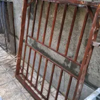 پنجره اهنی ودوعدد سرند