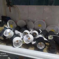 تعداد زیادی لامپ و پروژکتور