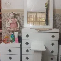 تخت دو نفره همراه با میز اینه