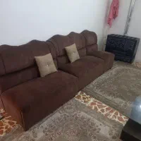 مبل ۹نفره راحتی کاملا سالم بامیز عسلی وسط.