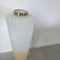 گلدان بلند کنار سالنی