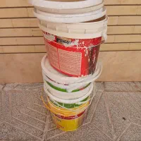 سطل در دارد