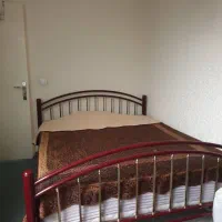 تخت خواب دو نفره به همراه تشک خوشخواب و میز آرایش