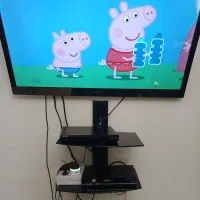 شلف شیشه ای در حد نوپایه متحرک تلویزیون