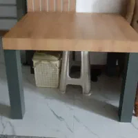 دو عدد میز  در حد نو به علت جا نداشتن