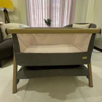 تخت کنار مادر و گهواره برقی