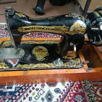 دو عدد چرخ خیاطی قدیمی هست یکیش توی کارتون است