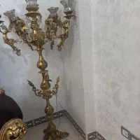 میز خاطره طرح فرشته و چلچراغ کنار سالنی