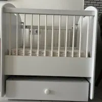 تخت کنار مادر