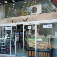 اجاره مغازه ۵۲ متری با نیم طبقه بر ولیعصر شرقی