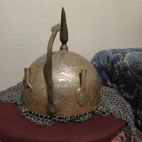 کلاه خود و خنجر برنجی