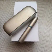 یک دستگاه iqos همراه با شارژر