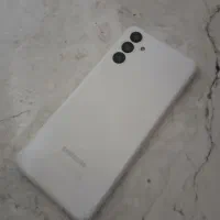 گوشی سالم درحال استفاده